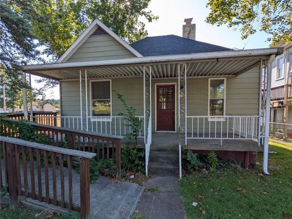 520 W Pike St, Meadowlands, PA 15347