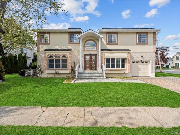 31 Woodward Street , Roslyn Heights, NY 11577