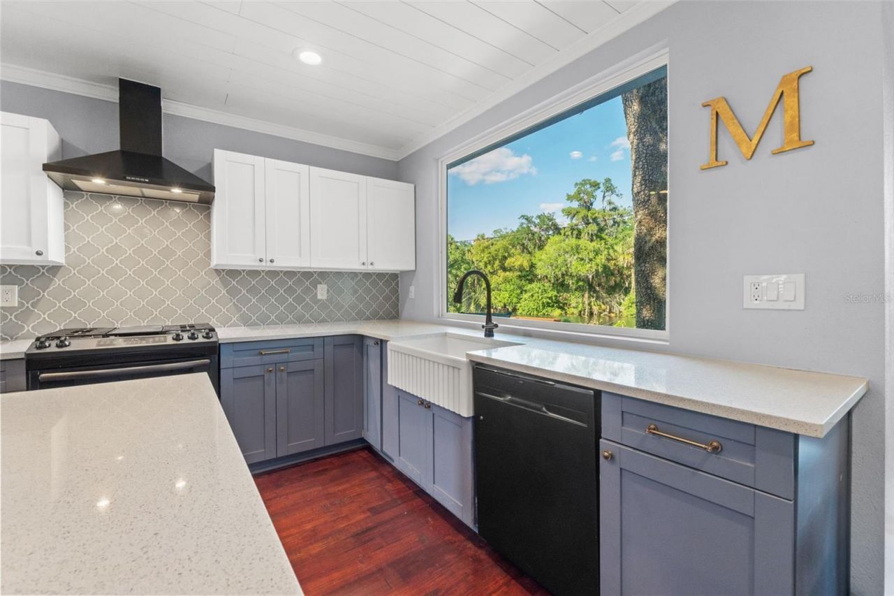 1502 E Park Circle , Tampa, FL 33610 Photo