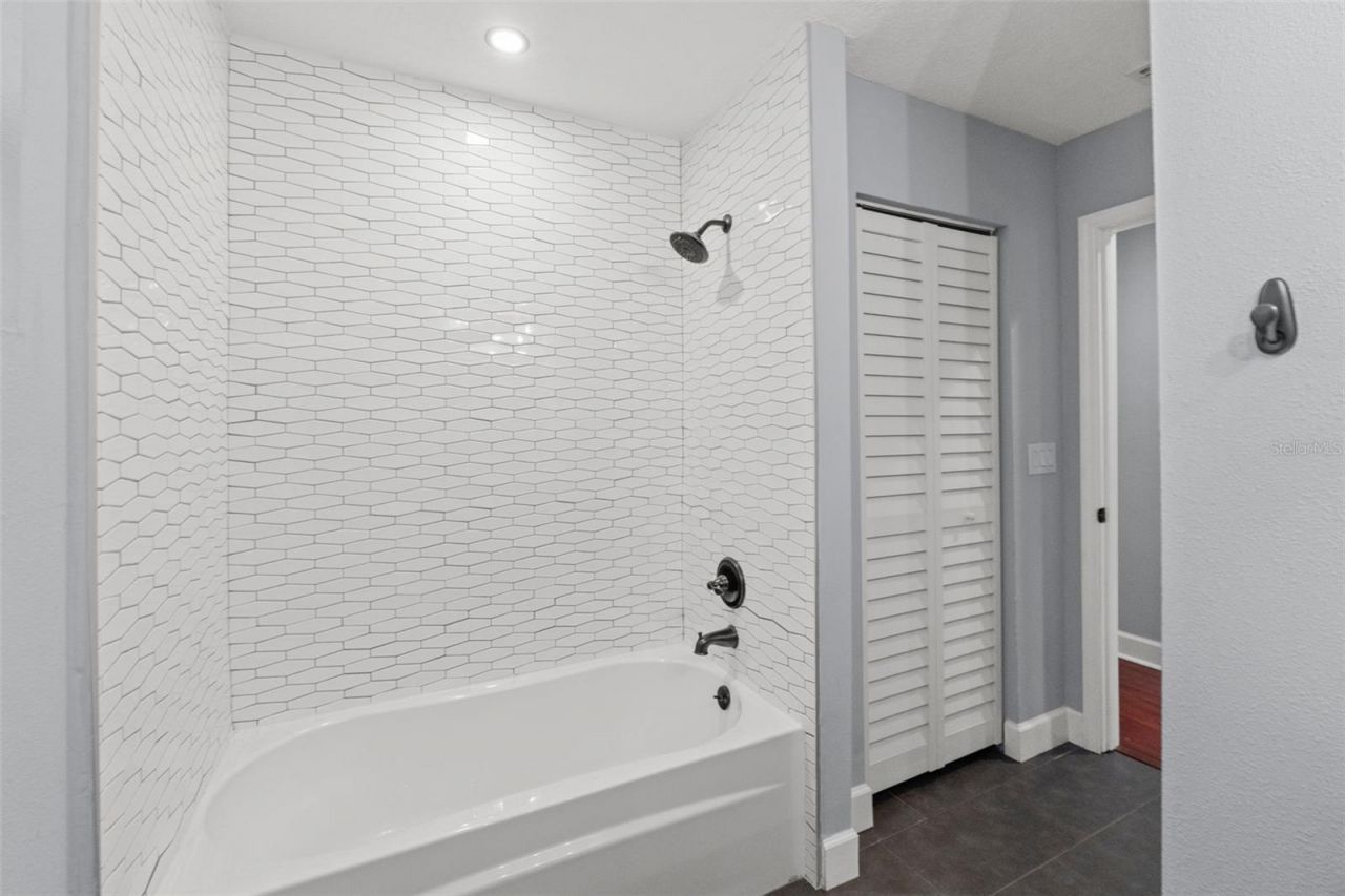 1502 E Park Circle , Tampa, FL 33610 Photo
