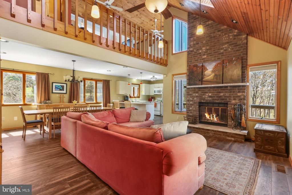 191 BEAVER DAM ROAD , LONG POND, PA 18334