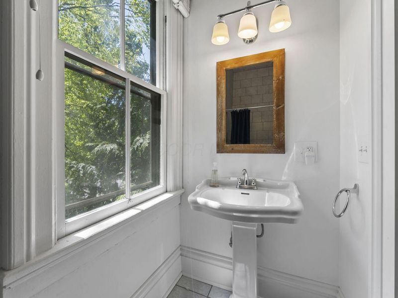 1056 Pennsylvania Avenue, Columbus, OH 43201 Photo 37