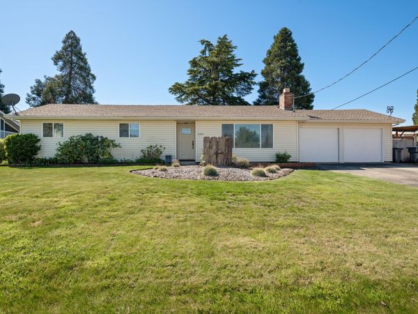 2372 E McAndrews Road, Medford, OR 97504