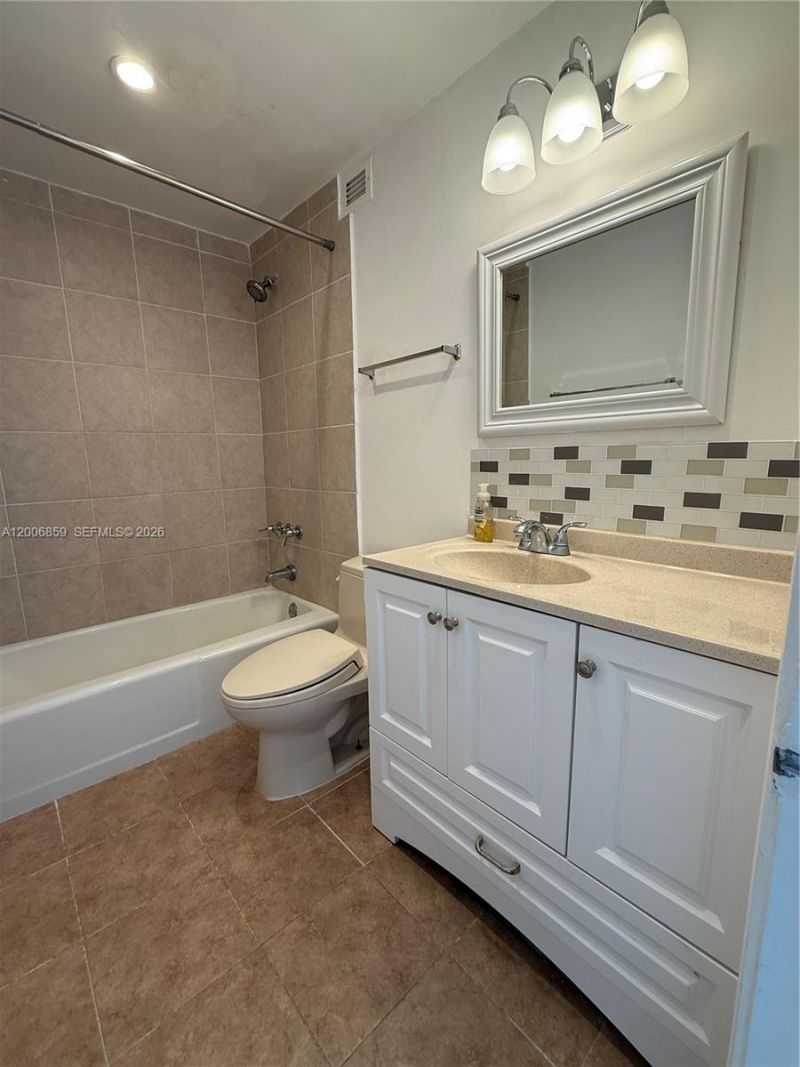 400 Kings Point Dr, Unit 608, Sunny Isles Beach, FL 33160 Photo