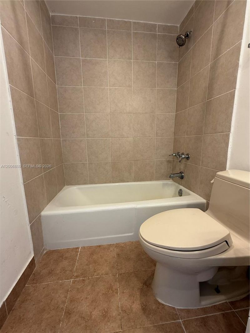 400 Kings Point Dr, Unit 608, Sunny Isles Beach, FL 33160 Photo