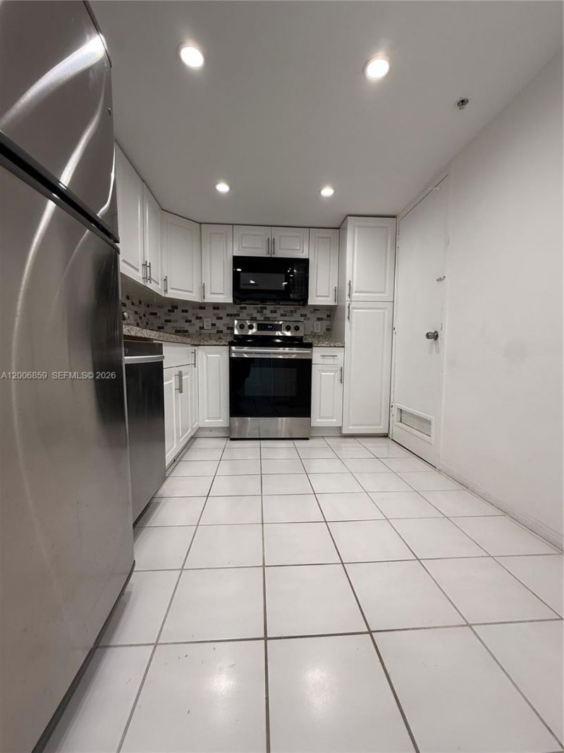 400 Kings Point Dr, Unit 608, Sunny Isles Beach, FL 33160 Photo