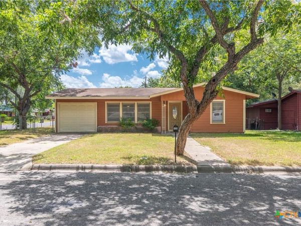 126 Bellaire Street , Luling, TX 78648
