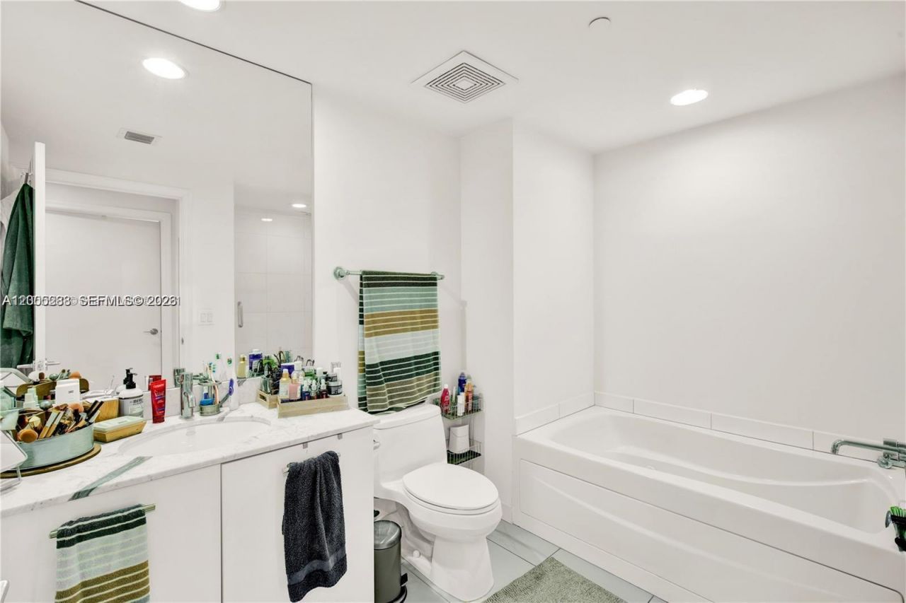 500 Brickell Ave, Unit 3008, Miami, FL 33131 Photo