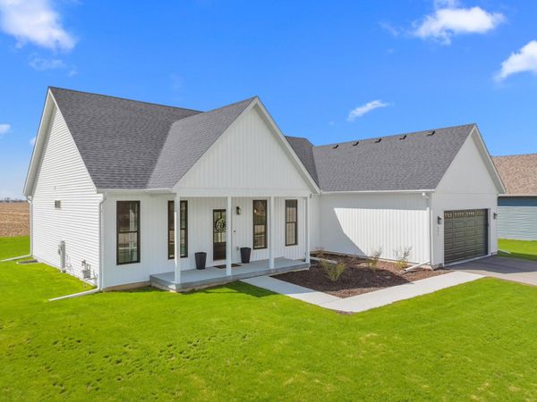 501 Fairview Dr, Walworth, WI 53184