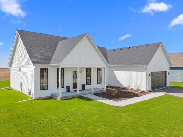 501 Fairview DRIVE, Walworth, WI 53184