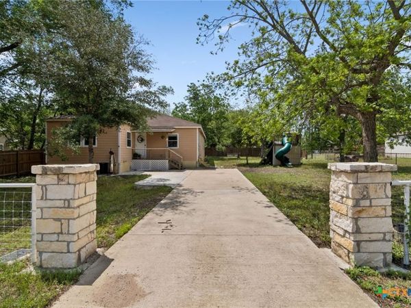 810 Lamar Street , Luling, TX 78648
