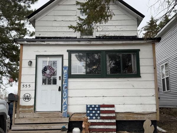 555 Carrie ST, Sault Ste Marie, MI 49783