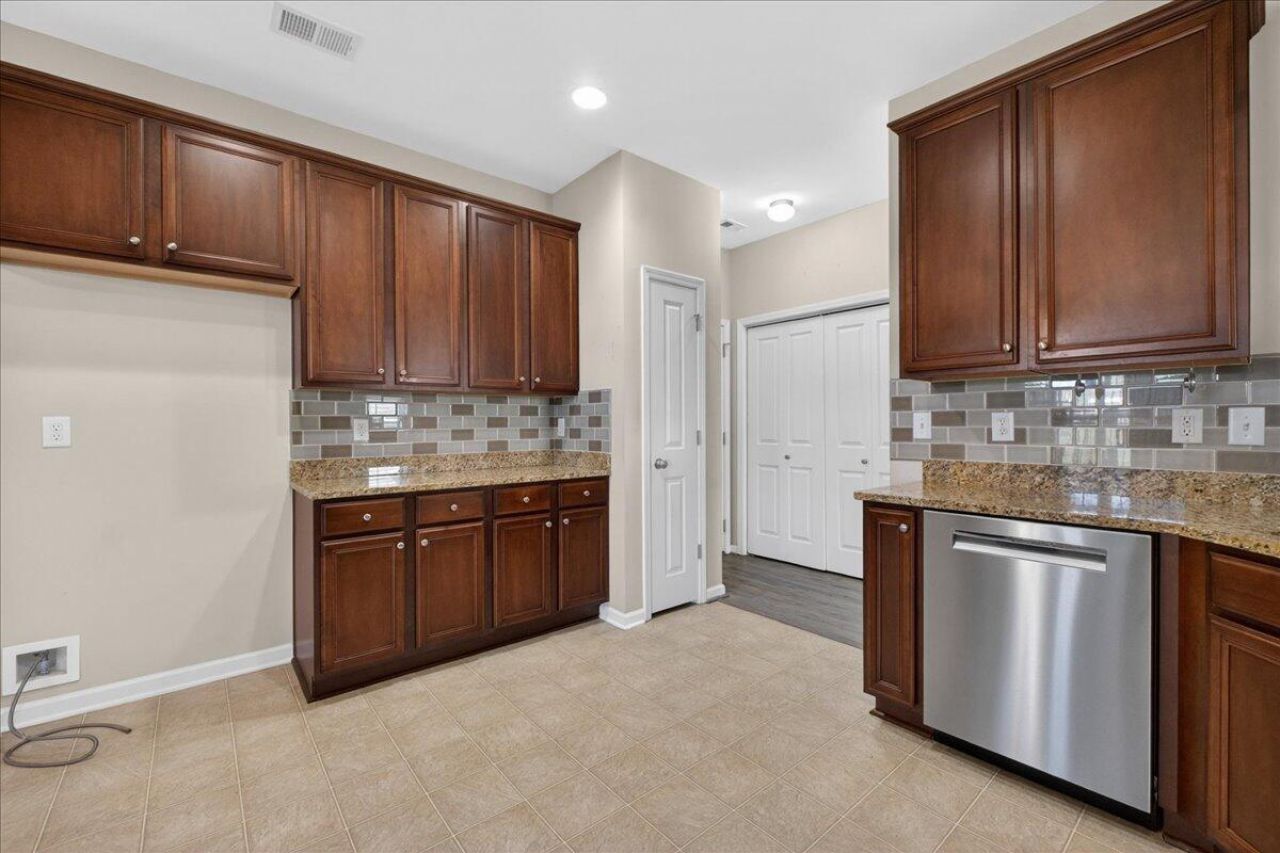 131 Charlesfort Way Photo 18