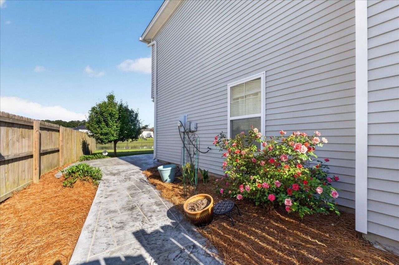 131 Charlesfort Way Photo 40