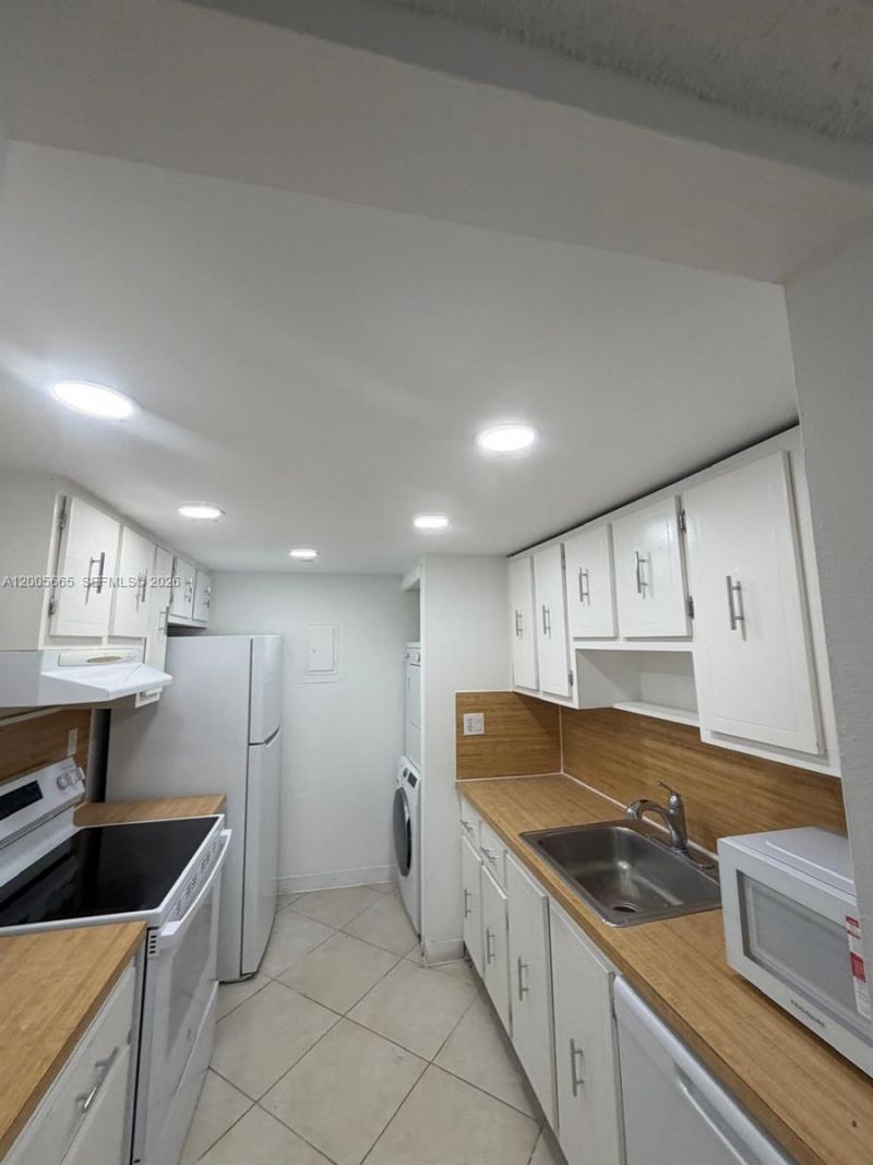 220 Lakeview Dr, Unit 203, Weston, FL 33326 Photo