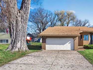 2317 Montana Avenue E, Maplewood, MN 55119