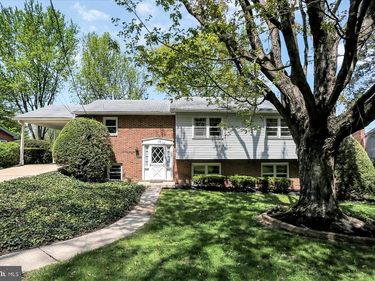 8 W WINDING HILL ROAD, MECHANICSBURG, PA 17055