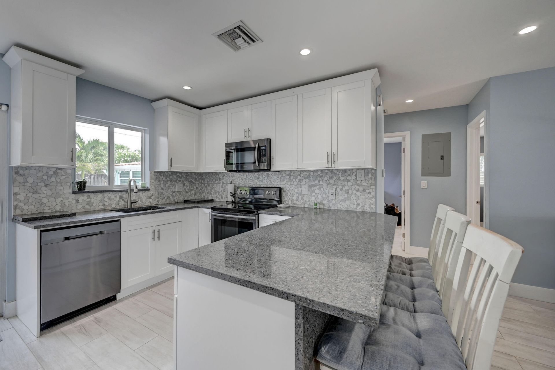 351 NE 41st Street, Oakland Park, FL 33334 Photo
