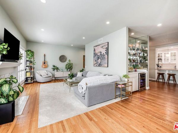 4444 Moorpark Way, Unit 202, Toluca Lake, CA 91602