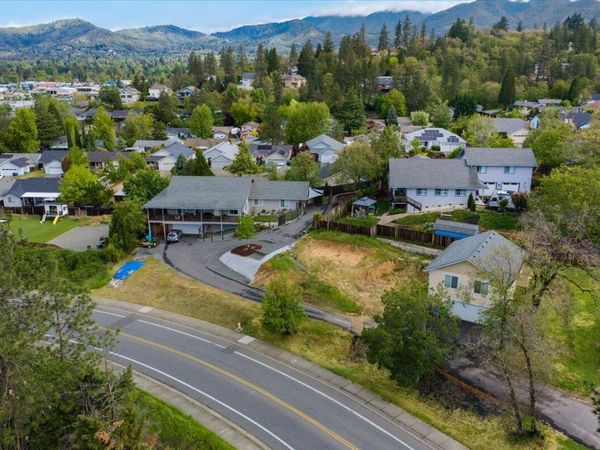 416 SE Grandview Avenue, Unit A, Grants Pass, OR 97527
