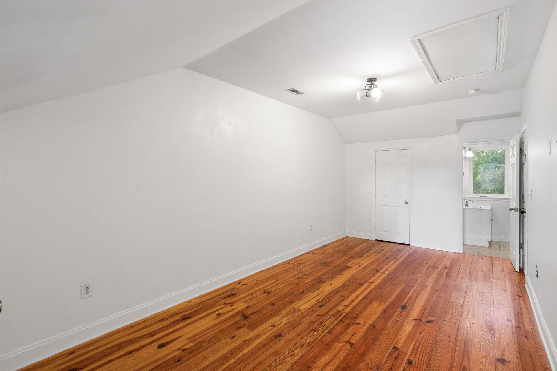 24 Strawberry Lane Photo 6