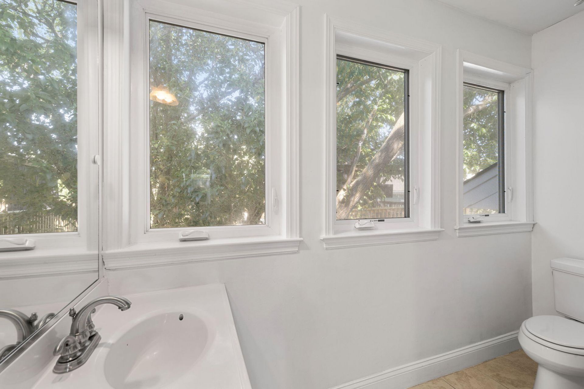 24 Strawberry Lane Photo 8