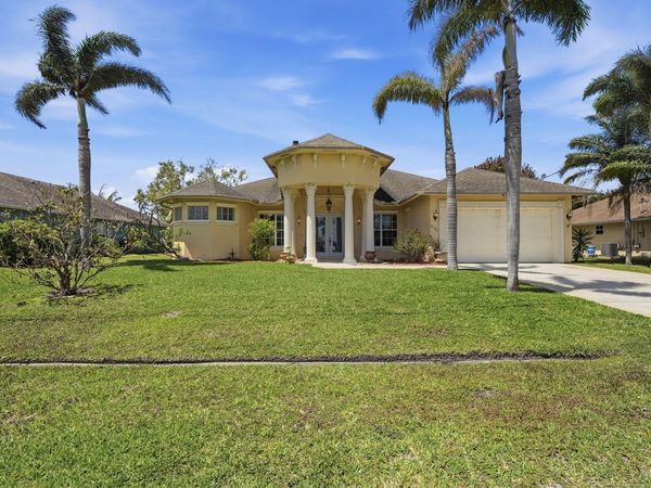 2199 SE Heathwood Circle, Port St. Lucie, FL 34952