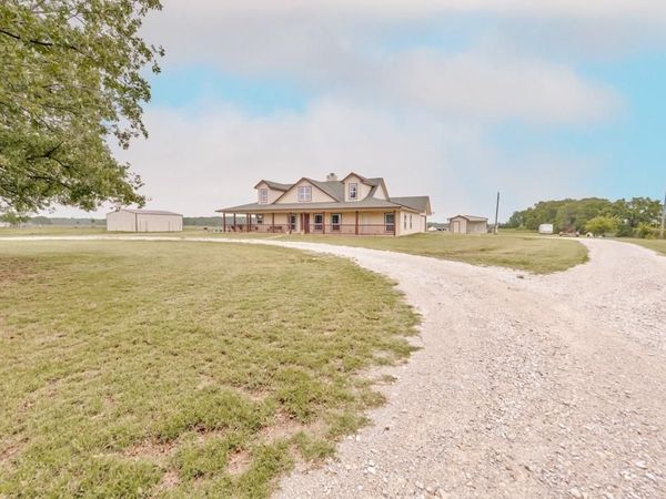 433 Fruitland Road, Bowie, TX 76230