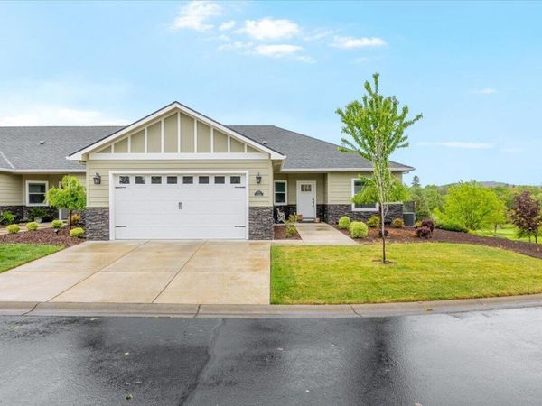 221 Skyhawk Drive, Eagle Point, OR 97524