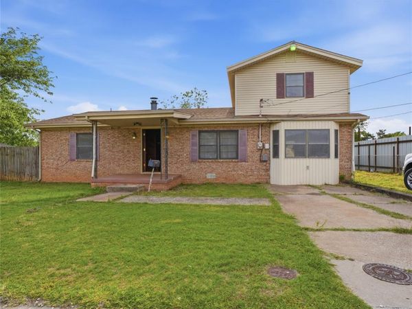 511 N Clay Street , Henrietta, TX 76365