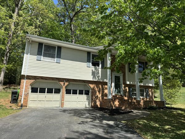 56 Heather LN , Troutville, VA 24175