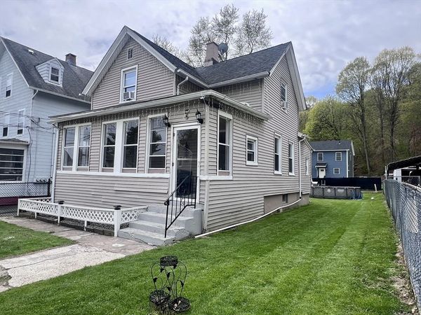 5 Vernon St, Holyoke, MA 01040