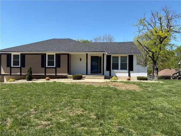 2405 SW Madrid Court, Blue Springs, MO 64015