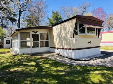 11 Lamplighter Ln, Springfield, MA 01119