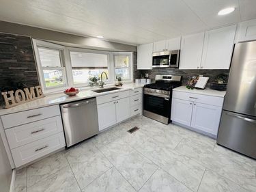 11 Lamplighter Ln, Springfield, MA 01119
