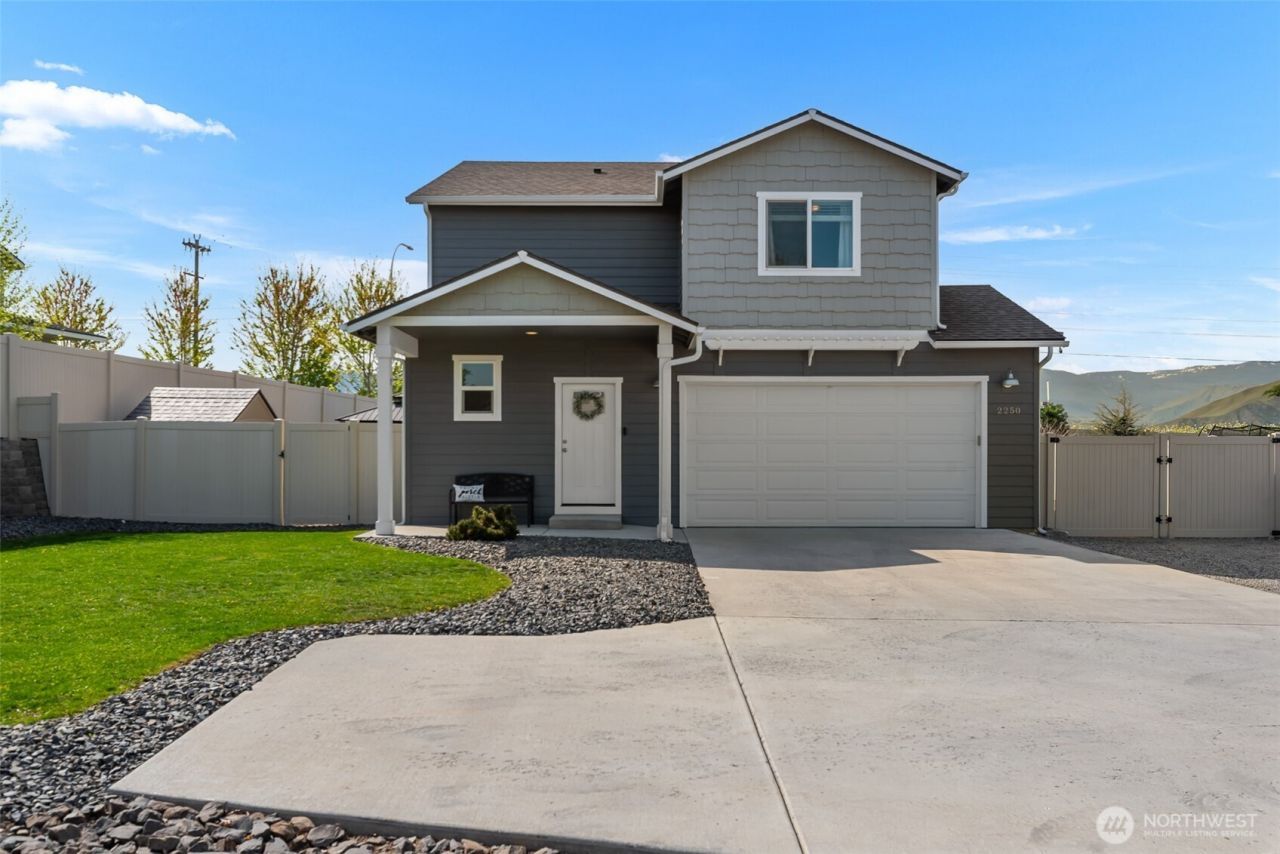 2250 SE Treat Street, East Wenatchee, WA 98802 Main Photo