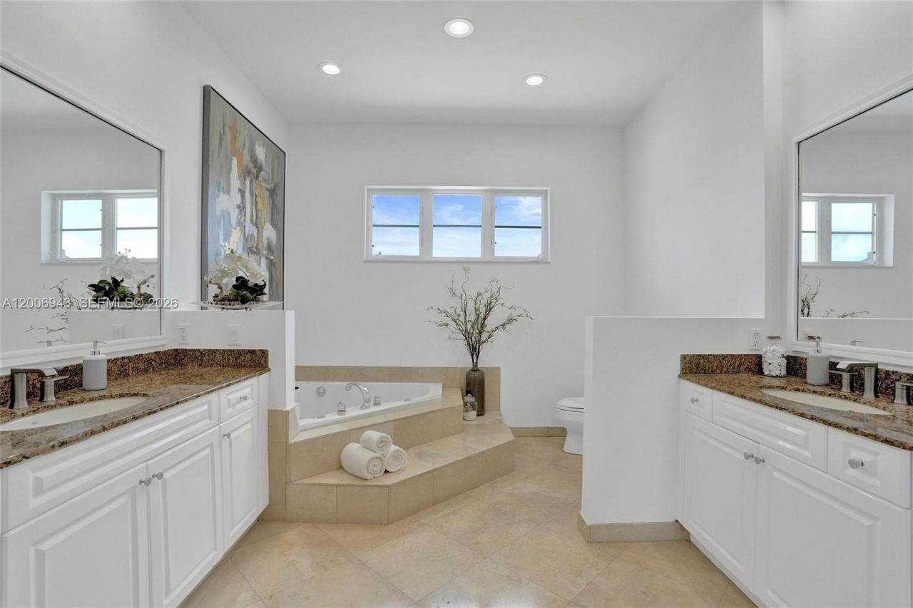 2739 NE 15th St , Fort Lauderdale, FL 33304 Photo