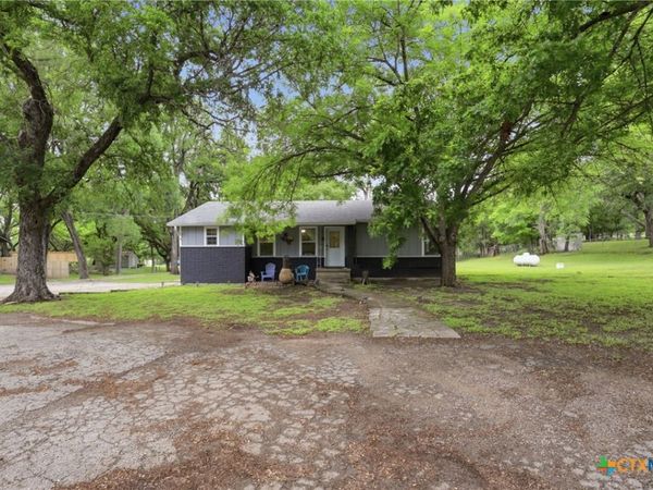 1402 S Howe Street , Lampasas, TX 76550