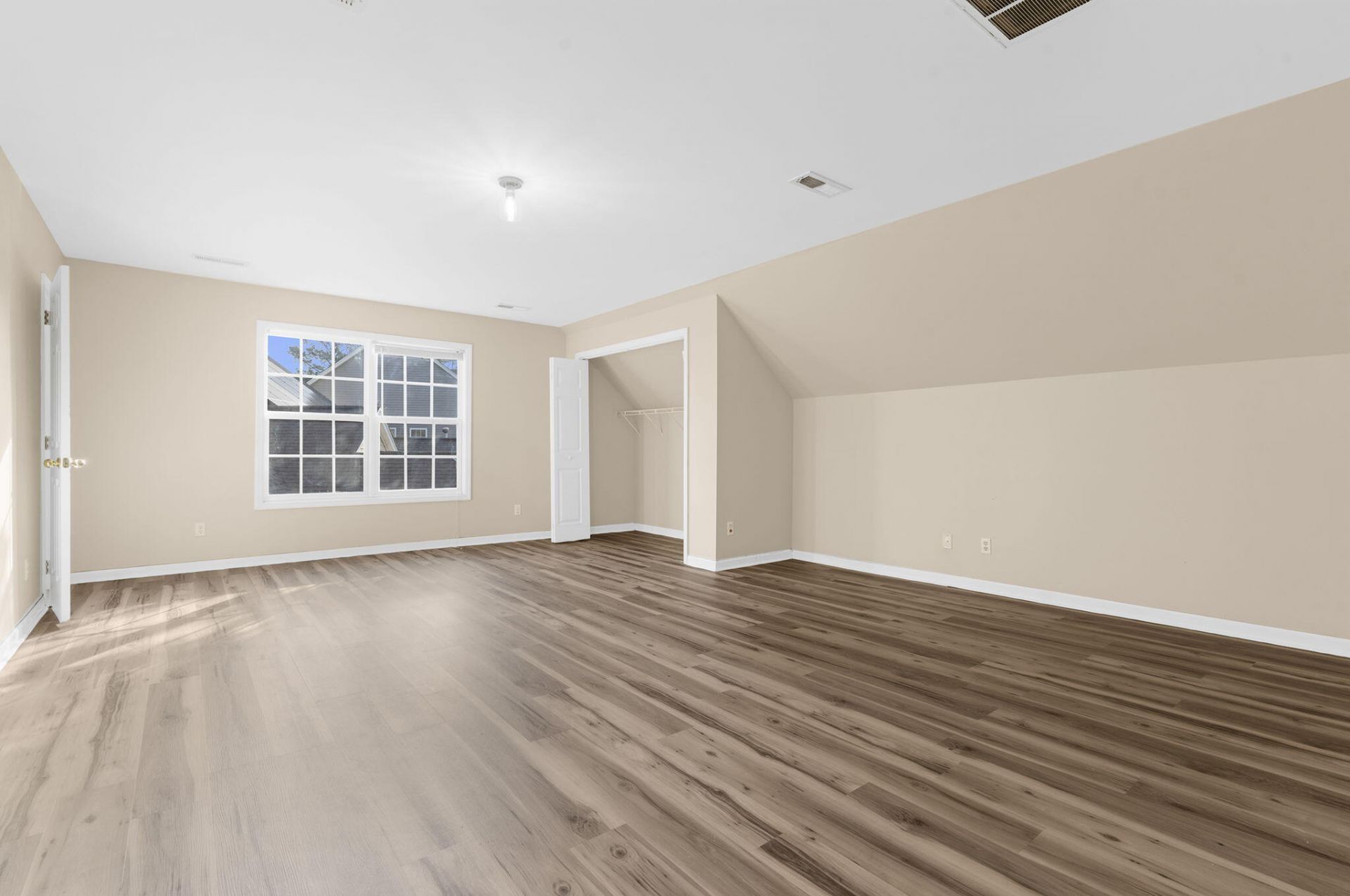 9406 Ayscough Road Photo 33