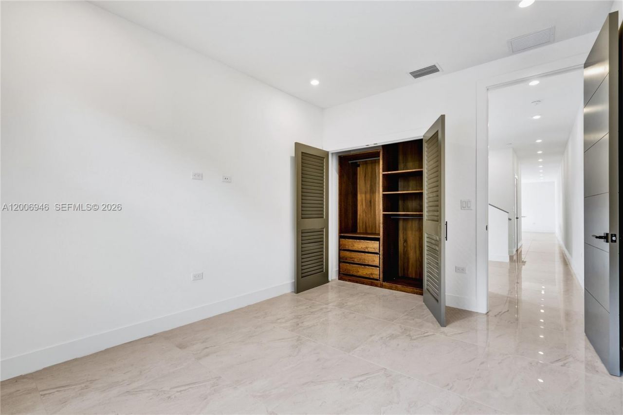 2887 SW 33rd Ave , Unit 2887, Miami, FL 33133 Photo