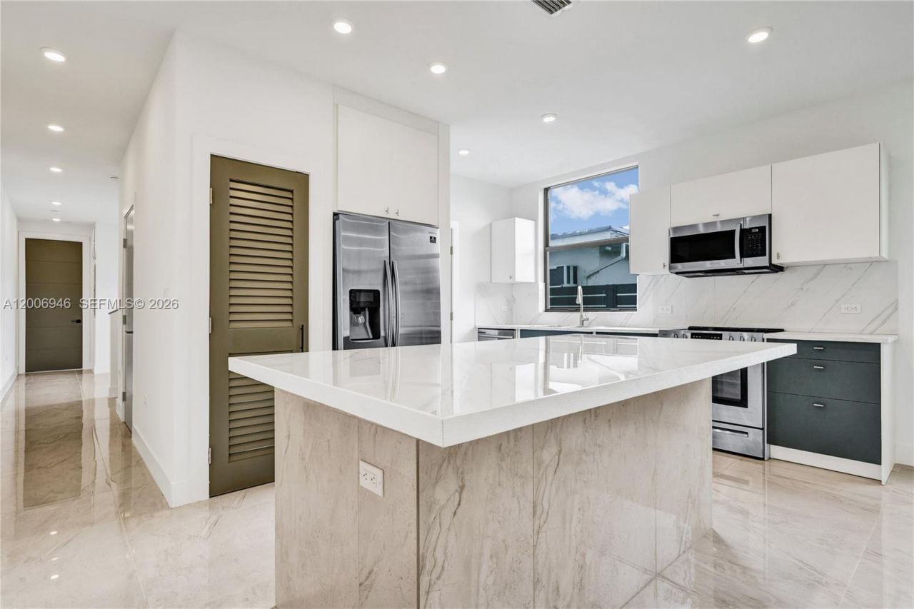 2887 SW 33rd Ave , Unit 2887, Miami, FL 33133 Photo