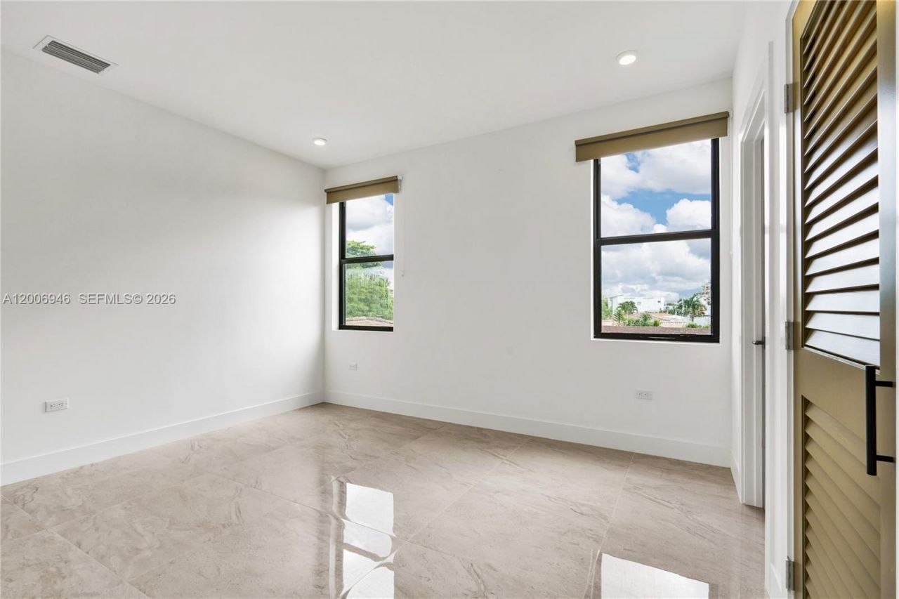 2887 SW 33rd Ave , Unit 2887, Miami, FL 33133 Photo