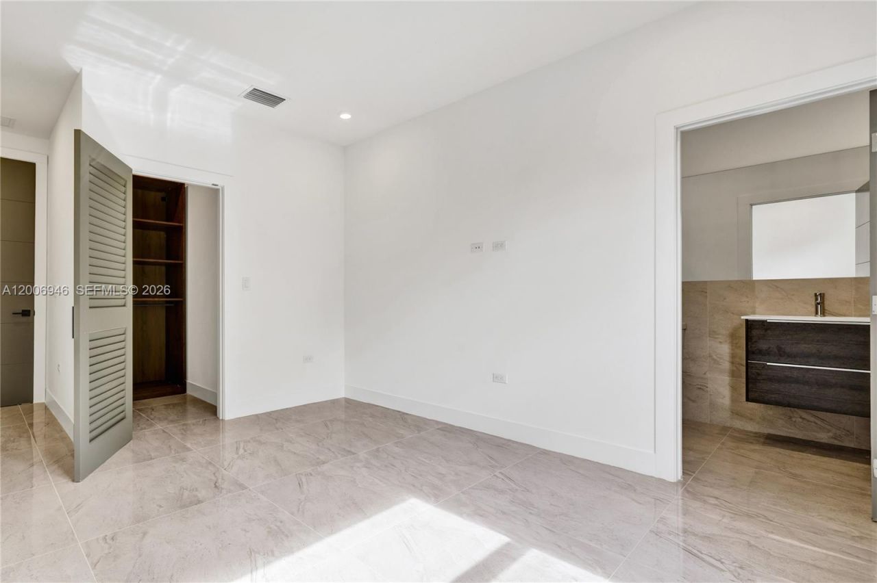 2887 SW 33rd Ave , Unit 2887, Miami, FL 33133 Photo