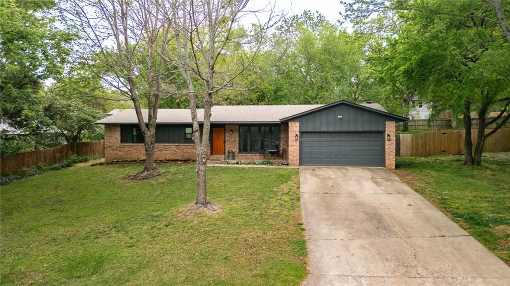 2225 N Mockingbird Lane, Fayetteville, AR 72703 Main Photo