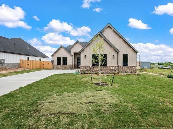 806 N Avenue E, Springtown, TX 76082