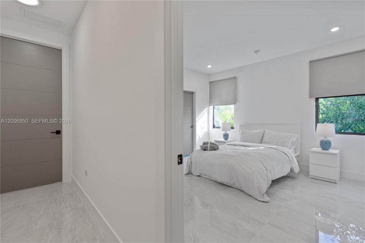 2889 SW 33rd Ave , Unit 2889, Miami, FL 33133 Photo