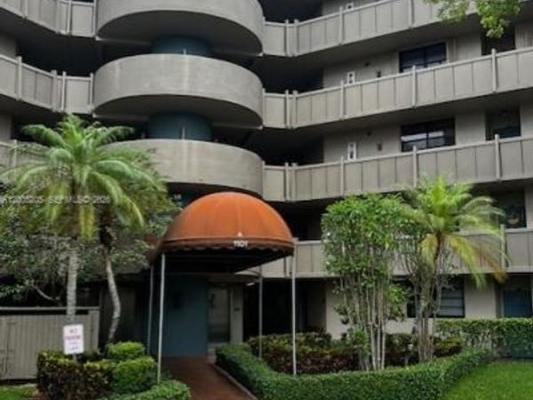 1101 Colony Point Cir , Unit 318, Pembroke Pines, FL 33026