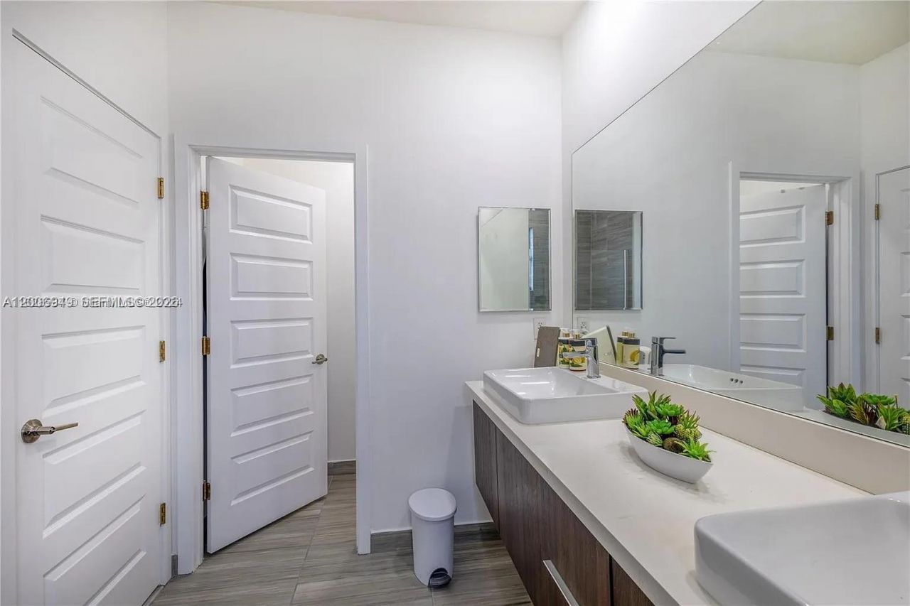 8805 NW 103rd Pl , Unit 1, Doral, FL 33178 Photo