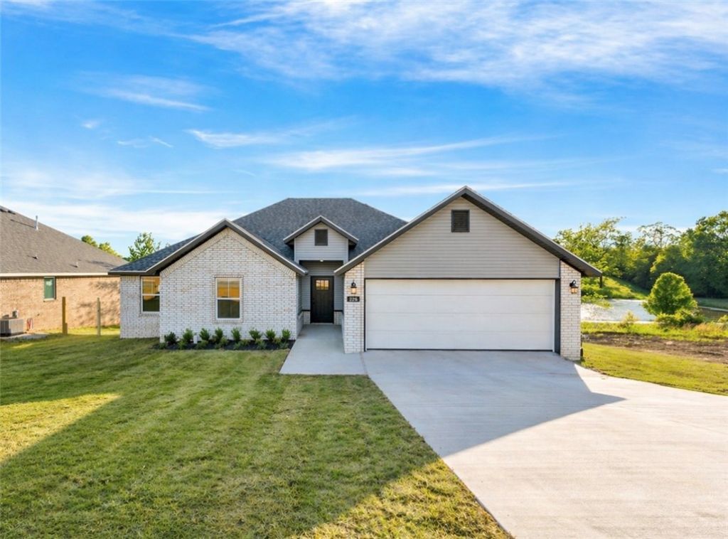 226 Lavona Lane, Huntsville, AR 72740 Main Photo