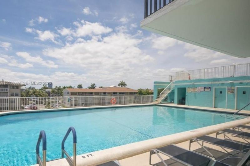 427 Golden Isles Dr, Unit 7J, Hallandale Beach, FL 33009 Photo